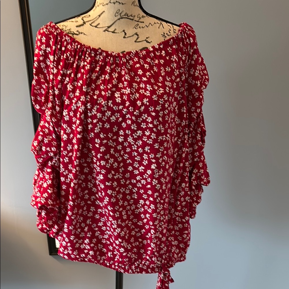 Ladies Top with White Flowers by Vince Camuto. EUC